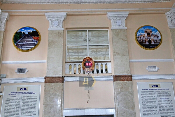 На одесском железнодорожном вокзале избавились от коммунистических символов 