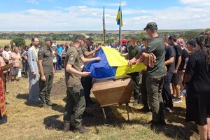 Почти полтора года считался пропавшим без вести: в Одесской области простились с молодым защитником Мариуполя