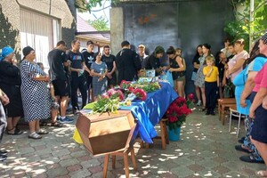 Почти полтора года считался пропавшим без вести: в Одесской области простились с молодым защитником Мариуполя