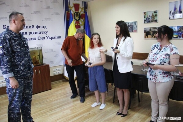 15-летняя волонтер "Мишка" из Одессы получила награду от Главнокомандующего ВСУ