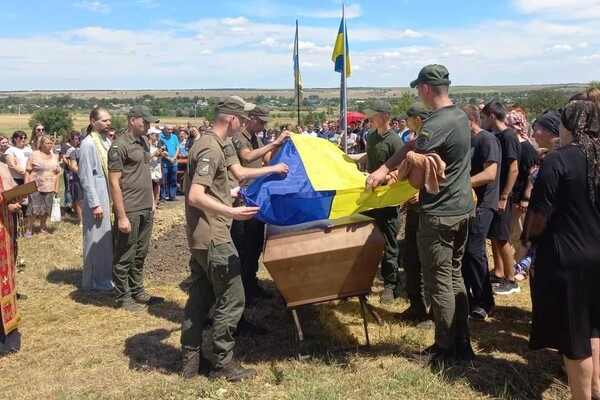 Почти полтора года считался пропавшим без вести: в Одесской области простились с молодым защитником Мариуполя