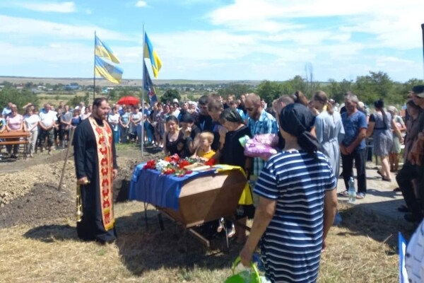 Почти полтора года считался пропавшим без вести: в Одесской области простились с молодым защитником Мариуполя