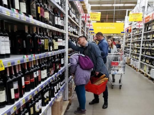 На українців чекає значне підвищення цін на алкоголь: що і на скільки подорожчає