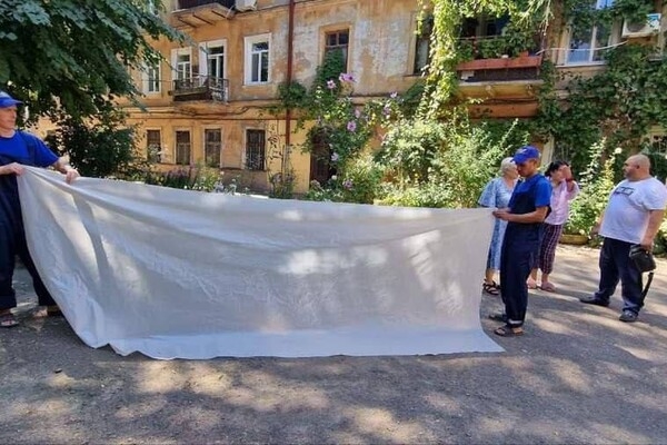 Из-за ночной атаки в Одессе разбиты 1481 окна: где получить пленку