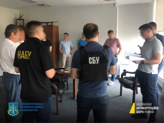 Отримали першу частину грошей: правоохоронці затримали на хабарі чинного нардепа та двох його спільників