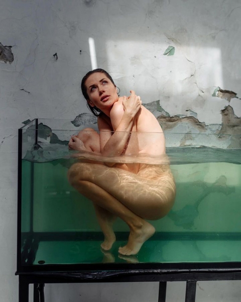 Ризикнула знятись оголеною: українська актриса провела еротичну фотосесію в акваріумі