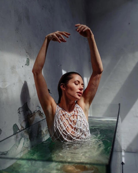 Ризикнула знятись оголеною: українська актриса провела еротичну фотосесію в акваріумі