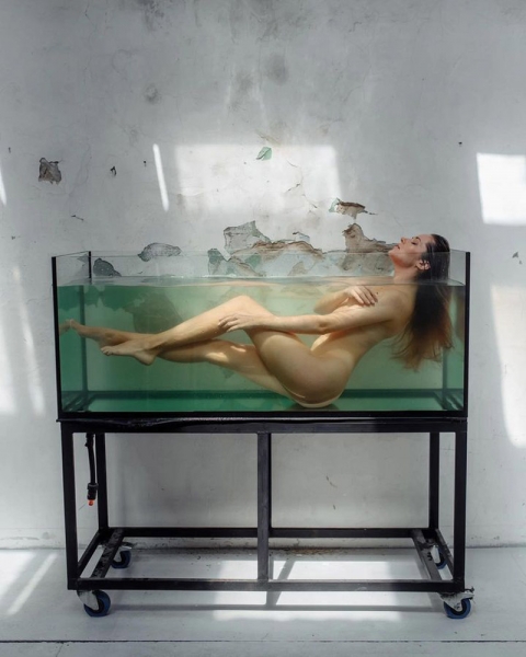 Ризикнула знятись оголеною: українська актриса провела еротичну фотосесію в акваріумі