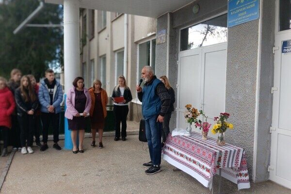 В Одесской области открыли мемориальную доску погибшегому защитнику Ивану Сайтарли В Одесской области открыли мемориальную доску погибшегому защитнику Ивану Сайтарли
