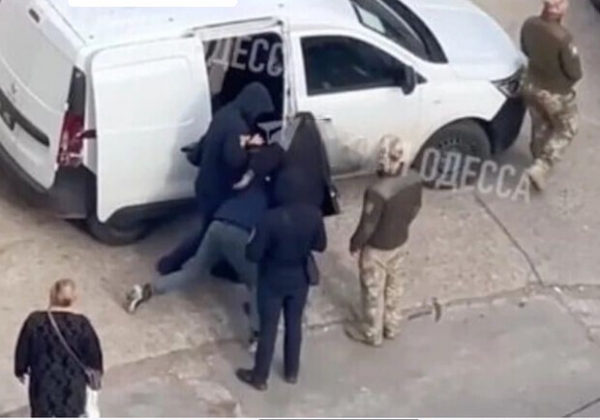 Жесткое вручение повестки в "Радужном": ДБР допросило участников события, а задержанный претензий не имеет