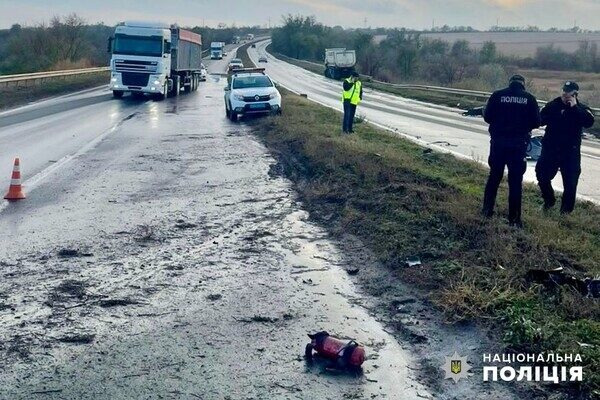 На трассе Одесса – Мелитополь – Новоазовск столкнулись легковушка и грузовик: есть погибшие и пострадавший На трассе Одесса – Мелитополь – Новоазовск столкнулись легковушка и грузовик: есть погибшие и пострадавший