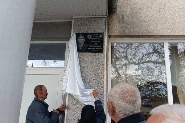 В Одесской области открыли мемориальную доску погибшегому защитнику Ивану Сайтарли В Одесской области открыли мемориальную доску погибшегому защитнику Ивану Сайтарли