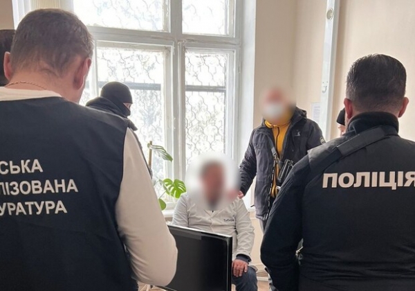 В Одессе врач требовал 5500 долларов взятки у военнослужащего