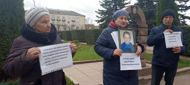 &laquo;Мій 8-річний синочок помер у&nbsp;муках через агрофірму&raquo;: у&nbsp;Коростені вийшли на&nbsp;протест рідні хлопчика, який отруївся невідомою речовиною