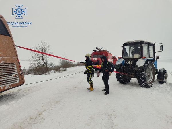 Попали в снігову пастку: на Львівщині в снігу застряг автобус з 60 дітьми