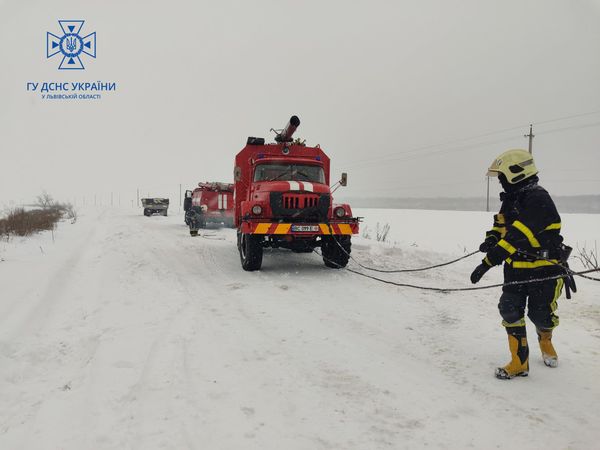 Попали в снігову пастку: на Львівщині в снігу застряг автобус з 60 дітьми