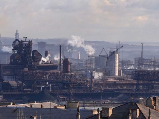 В Маріуполі лунають вибухи, а в районі комбінату ім. Ілліча почалася пожежа (відео)