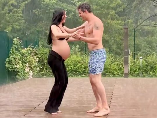 «Не чекаємо»: відомий хореограф зачарував танцями з вагітною дружиною