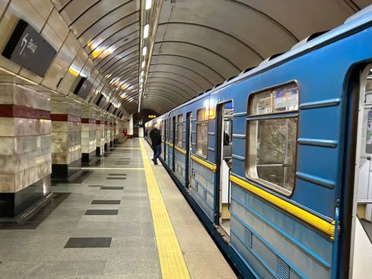 В метро Києва пасажир потрапив під потяг, «червона гілка» частково зупинилась