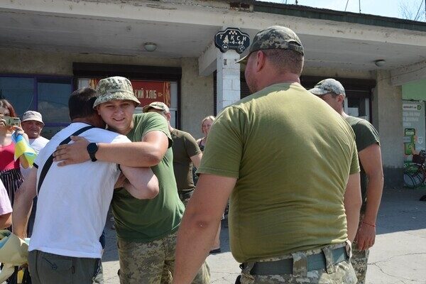 Более двух лет в плену: в Одесскую область вернулись четверо защитников Змеиного Более двух лет в плену: в Одесскую область вернулись четверо защитников Змеиного
