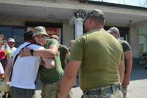 Более двух лет в плену: в Одесскую область вернулись четверо защитников Змеиного Более двух лет в плену: в Одесскую область вернулись четверо защитников Змеиного