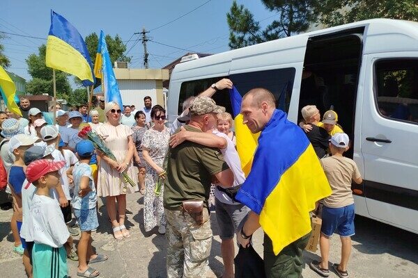 Более двух лет в плену: в Одесскую область вернулись четверо защитников Змеиного Более двух лет в плену: в Одесскую область вернулись четверо защитников Змеиного