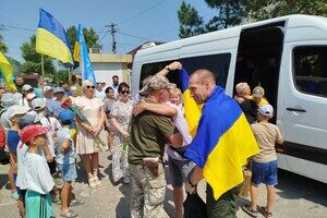 Более двух лет в плену: в Одесскую область вернулись четверо защитников Змеиного Более двух лет в плену: в Одесскую область вернулись четверо защитников Змеиного