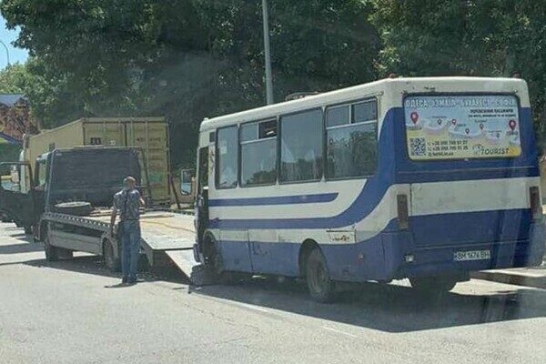 В Одессе маршрутка врезалась в грузовик: есть много пострадавших среди пассажиров