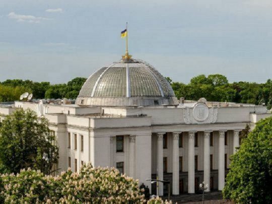 Більше ста тисяч гривень на&nbsp;місяць: помічникам нардепів підняли зарплату
