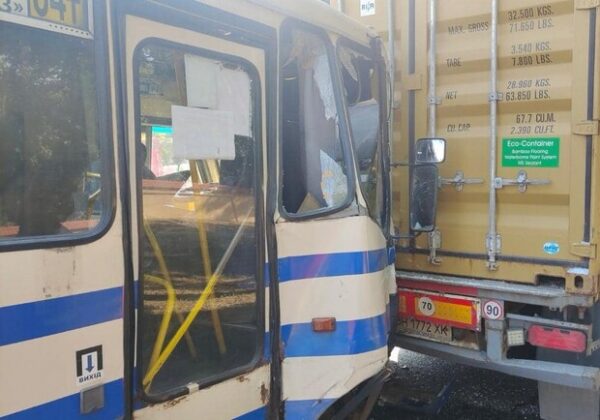 В Одессе маршрутка врезалась в грузовик: есть много пострадавших среди пассажиров