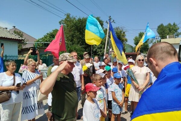 Более двух лет в плену: в Одесскую область вернулись четверо защитников Змеиного Более двух лет в плену: в Одесскую область вернулись четверо защитников Змеиного