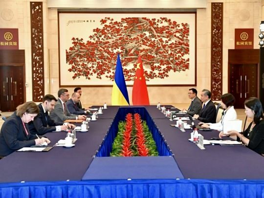Китай різко посилив тиск на&nbsp;росію, путін незадоволений: Тишкевич про візит глави МЗС України до&nbsp;Пекіна