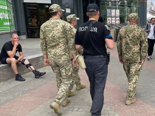 Працівники ТЦК примушують пройти до військкомату або до відділку поліції: адвокат пояснив, що потрібно робити
