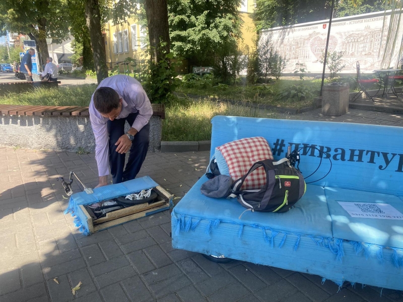 «За 12 днів здолали 650 кілометрів»: переселенець з Донеччини заради допомоги ЗСУ влаштував тур «на дивані»