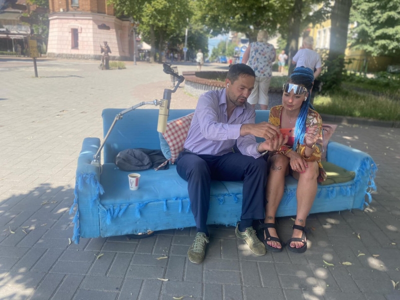 «За 12 днів здолали 650 кілометрів»: переселенець з Донеччини заради допомоги ЗСУ влаштував тур «на дивані»