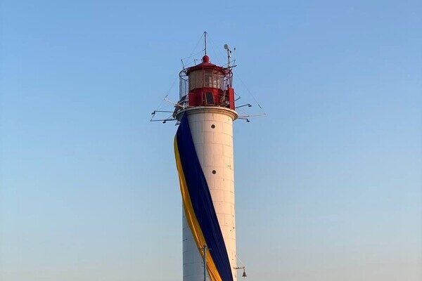 День флага Украины: огромное полотно развернули на Потемкинской лестнице и маяке 