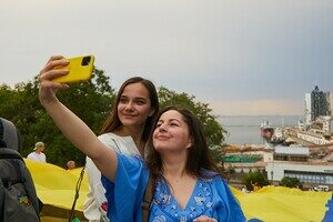 День флага Украины: огромное полотно развернули на Потемкинской лестнице и маяке 