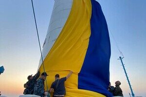 День флага Украины: огромное полотно развернули на Потемкинской лестнице и маяке 