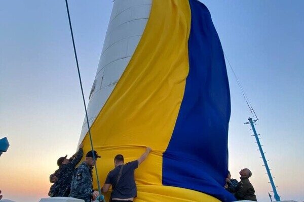 День флага Украины: огромное полотно развернули на Потемкинской лестнице и маяке 