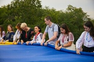 День флага Украины: огромное полотно развернули на Потемкинской лестнице и маяке 
