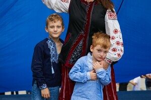 День флага Украины: огромное полотно развернули на Потемкинской лестнице и маяке 