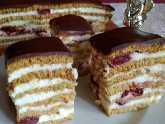 Медовий пляцок з&nbsp;вишнею: ідеально до&nbsp;ранкової кави