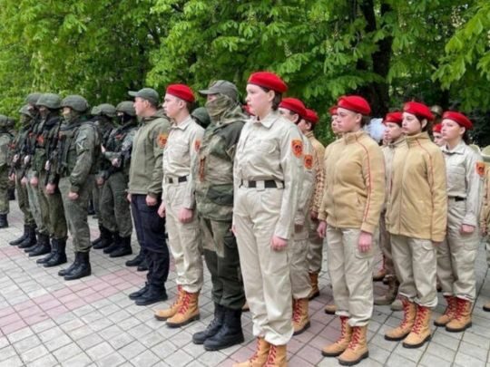 На&nbsp;окупованих землях України примусово створюють молодіжні загони: що&nbsp;відбувається