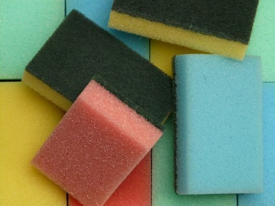 Обробка окропом не&nbsp;допоможе: як&nbsp;часто потрібно міняти губки для миття посуду