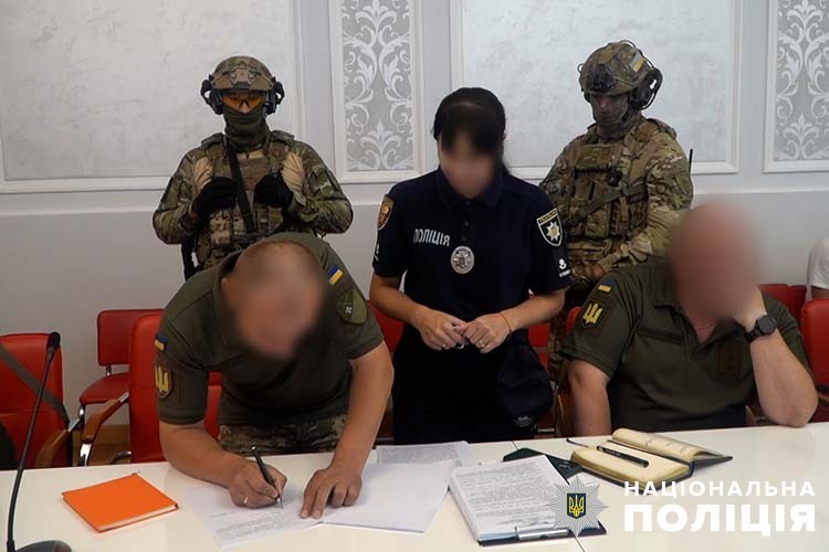Викрадали та вимагали «викуп»: на Тернопільщині заарештовано банду співробітників ТЦК (фото)