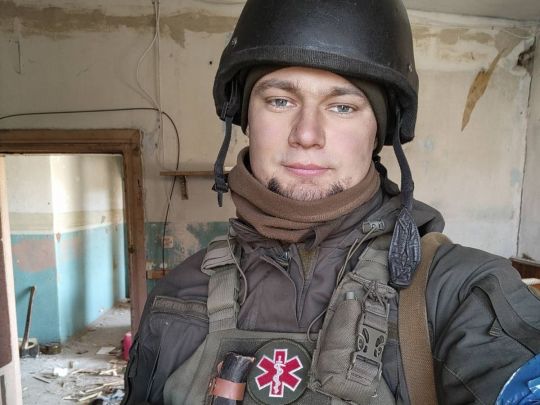 Змушували носити військову форму навиворіт: навіть в&nbsp;полоні військовий медик витягав осколки з&nbsp;тіл поранених побратимів