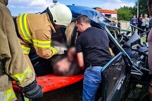 В Одесском районе автомобиль сбил столб: несколько человек получили травмы