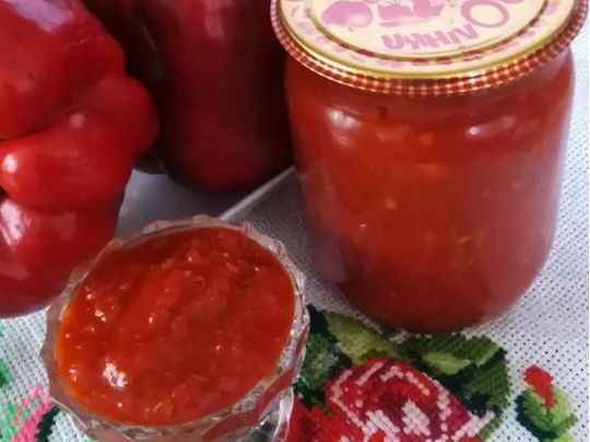 Пікантний соус для любителів гострого: як приготувати паприкаш на зиму