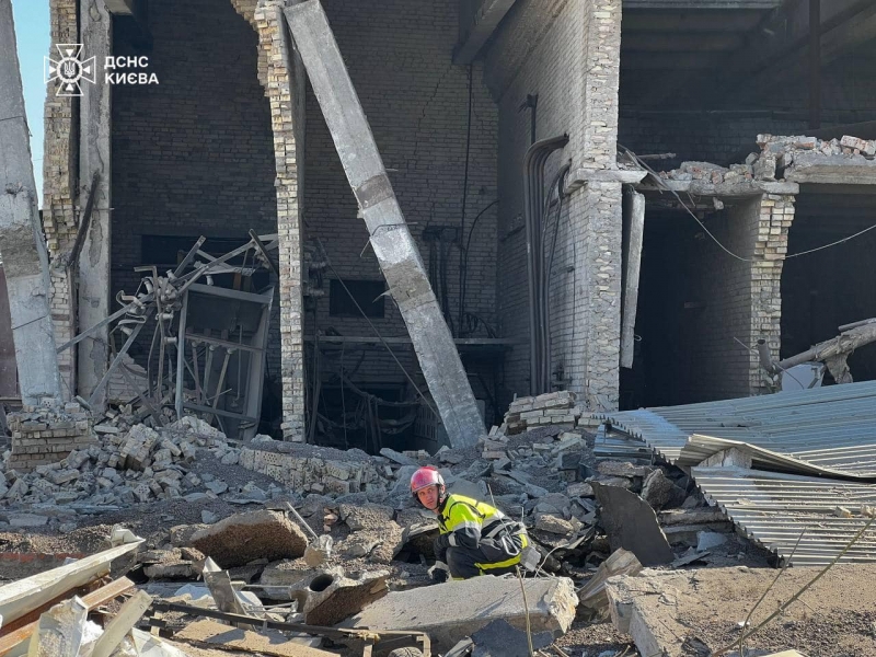 Потужний вибух пролунав у Києві: є загиблі, під завалами можуть бути ще люди (фото, відео)