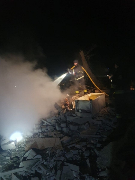 У Сумах жертви та руйнування після нічного авіаудару ворога, у Миколаївці під завалами готелю шукають людей (фото)